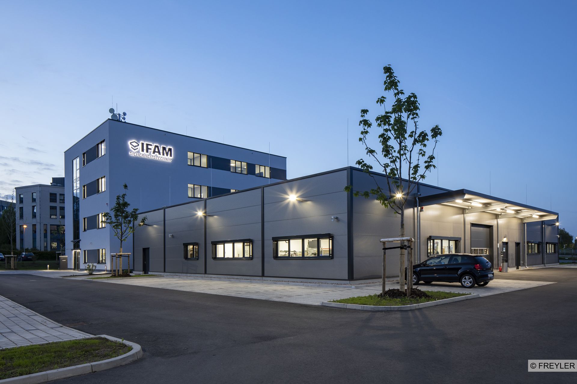 IFAM Gebäude Außenansicht bei Dämmerung mit leuchtenden Lichtern