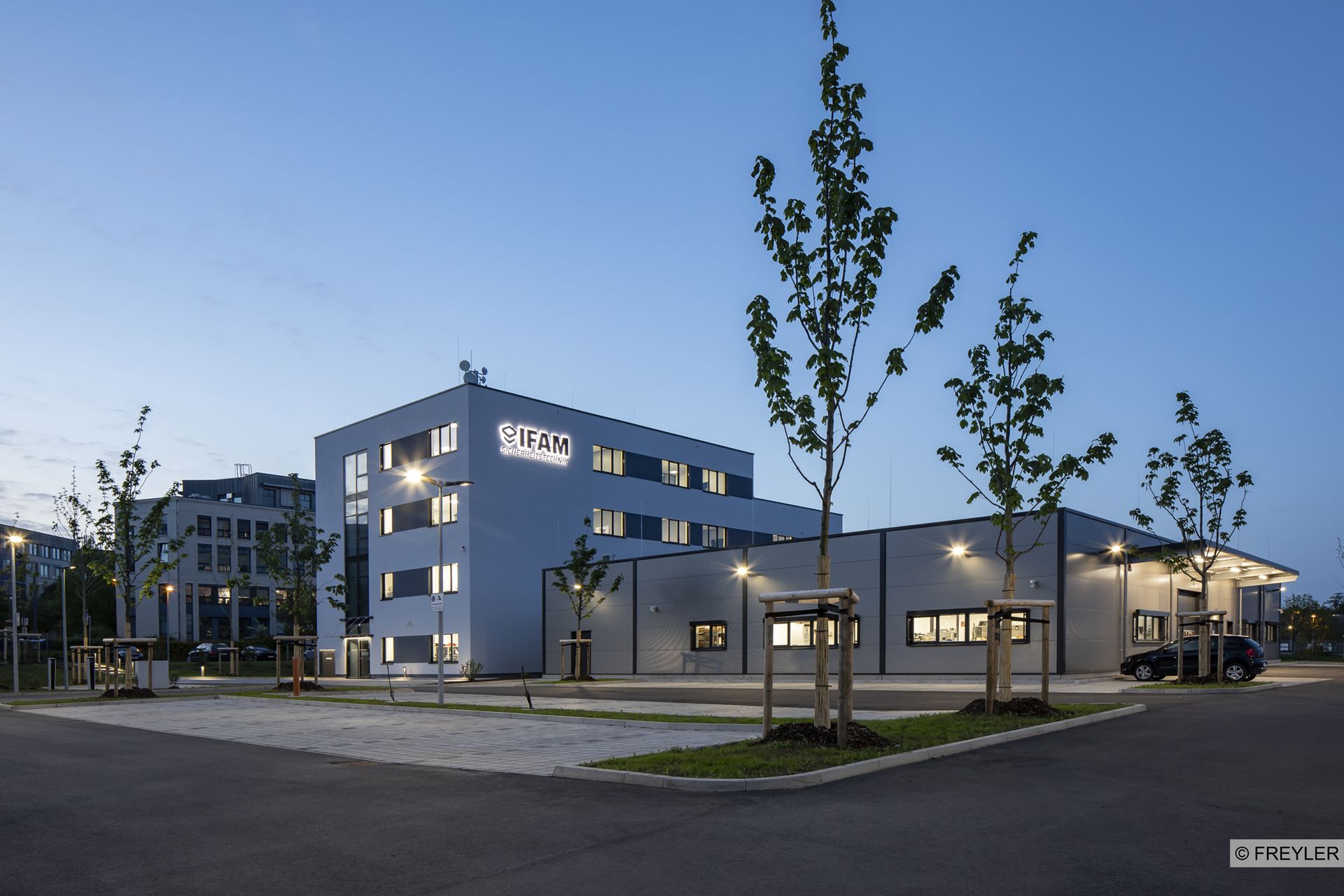 IFAM Gebäude Außenansicht bei Dämmerung mit leuchtenden Lichtern