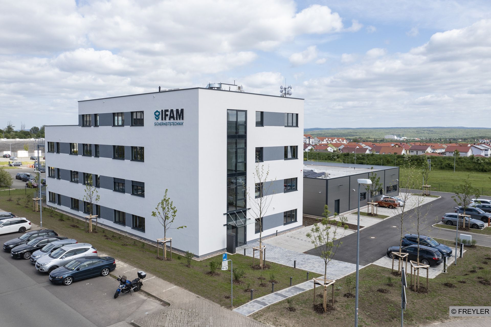 IFAM Gebäude Außenansicht bei Dämmerung mit leuchtenden Lichtern