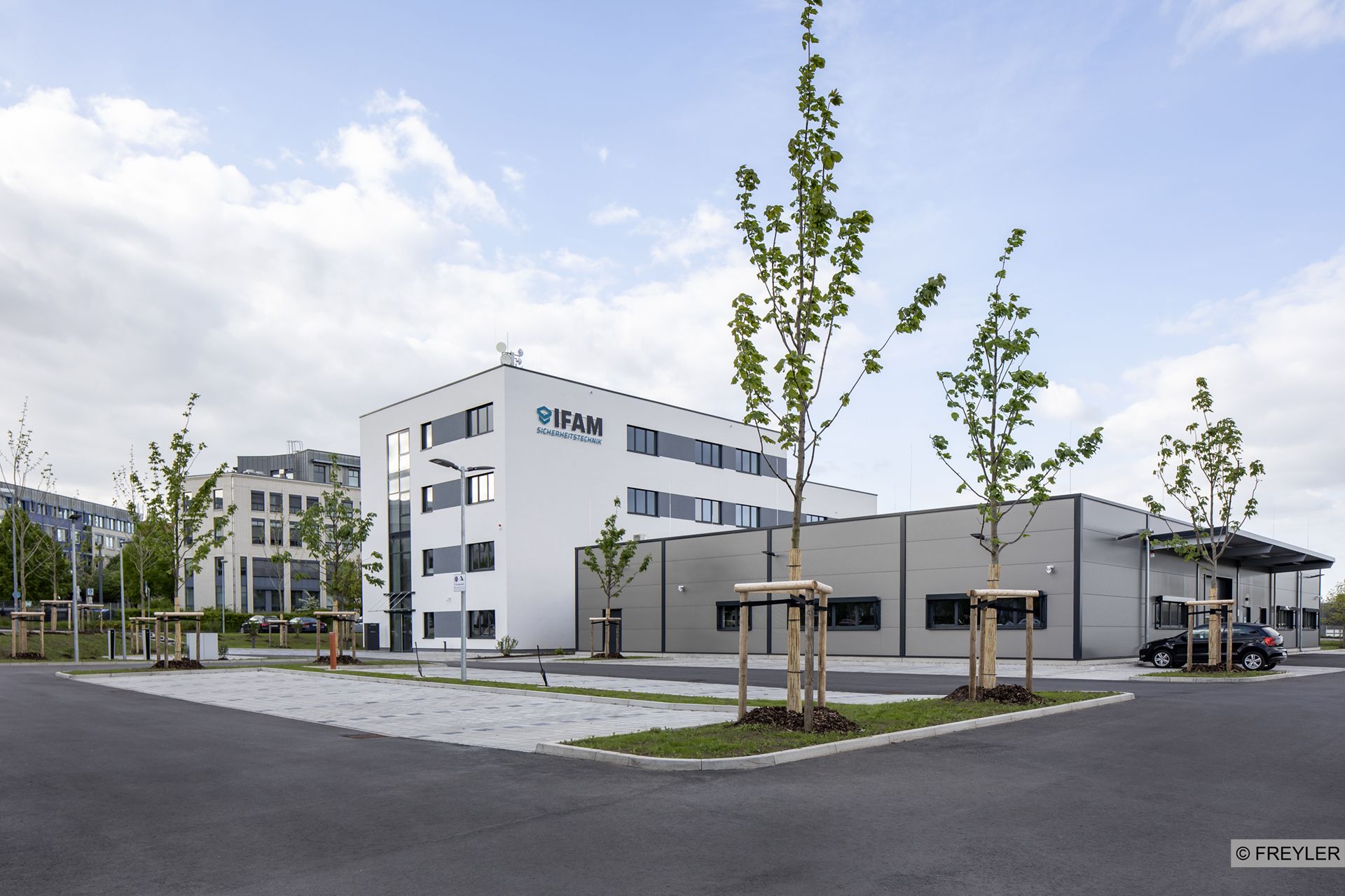 IFAM Gebäude Außenansicht bei Dämmerung mit leuchtenden Lichtern